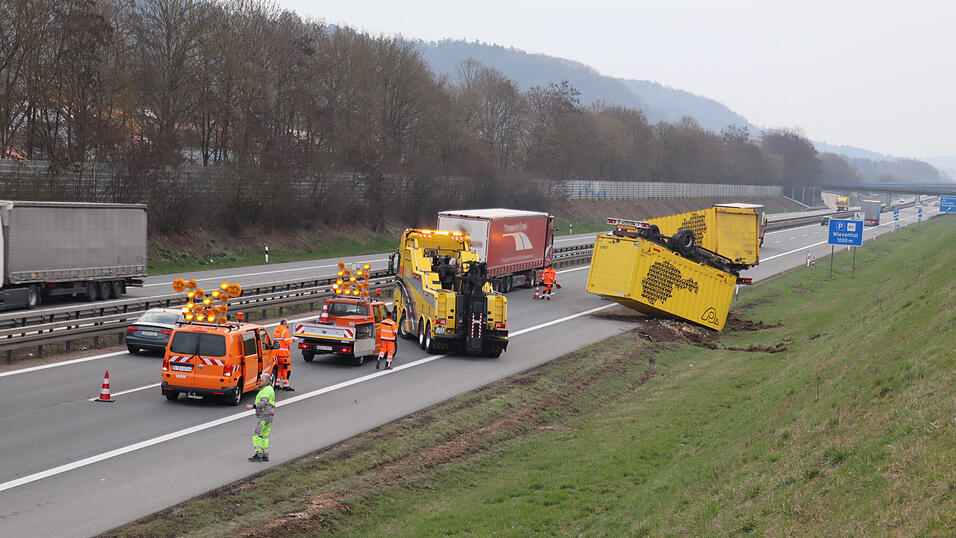 Durch den Schlenker in den Graben verlor der Fahrer offenbar die Kontrolle &uuml;ber sein Gespann: Der Anh&auml;nger kippte um und landete auf dem Dach.