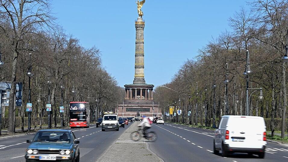 Die Stra&szlig;e wird heute in Helmut-Kohl-Allee umbenannt.