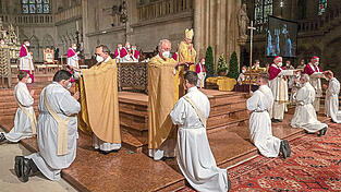 Die Priesterweihe fand ohne Handauflegen im eigentlichen Sinn statt. Die Priester hielten ihre Hände über die Köpfe der Kandidaten. Die Priesterweihe fand ohne Handauflegen im eigentlichen Sinn statt. Die Priester hielten ihre Hände über die Köpfe der Kandidaten.