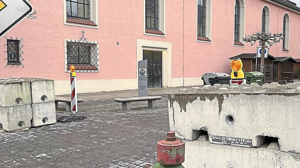 Die Zufahrten werden mit Betonklötzen versperrt. Die Zufahrten werden mit Betonklötzen versperrt.