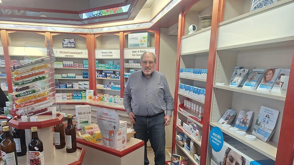 Apotheker Heribert Brunner zeigt die Stelle, wo der T&auml;ter auf ihn zutrat.