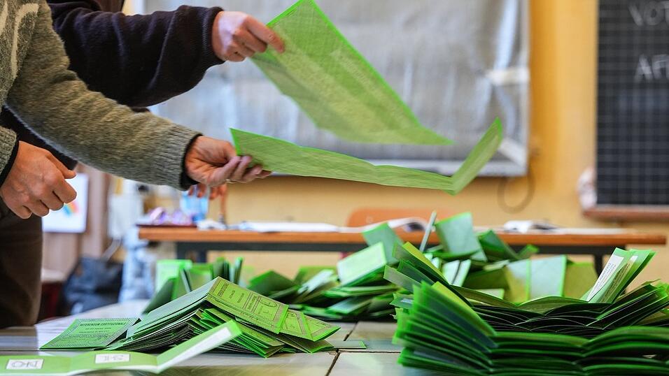 Nach den TV-Hochrechnungen liegt das Nein-Lager klar vorn.