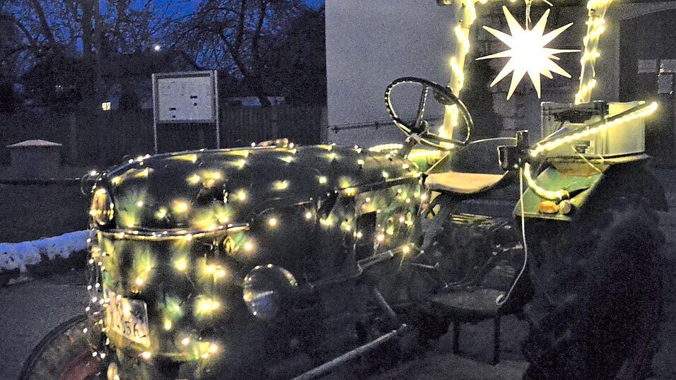 Liebevoll wurden die einzelnen Traktoren weihnachtlich geschm&uuml;ckt.