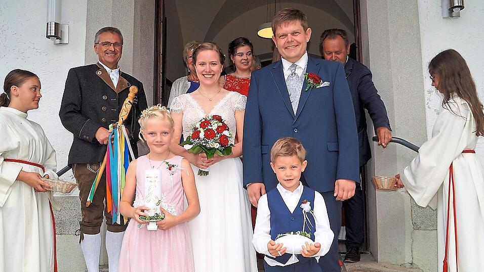 Das Brautpaar Walburga Mühlbauer und Josef Sonnleitner strahlten mit der Sonne um die Wette.