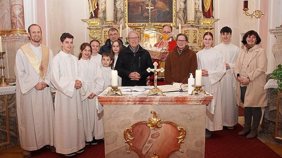 In Eltheim endet eine &Auml;ra: Das Mesner-Ehepaar Adelheid und Christian Schmid wurde feierlich verabschiedet. Illkofens Mesnerin Brigitte Berger (rechts) &uuml;bernimmt zus&auml;tzlich den Eltheimer Mesnerdienst.