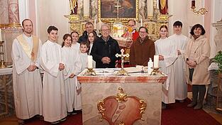 In Eltheim endet eine &Auml;ra: Das Mesner-Ehepaar Adelheid und Christian Schmid wurde feierlich verabschiedet. Illkofens Mesnerin Brigitte Berger (rechts) &uuml;bernimmt zus&auml;tzlich den Eltheimer Mesnerdienst.