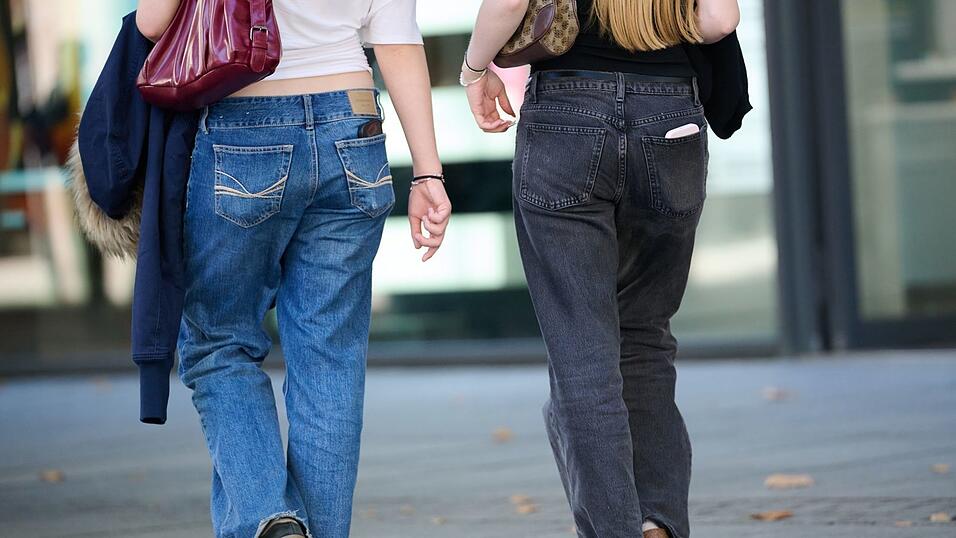 Bei jungen Frauen sind H&uuml;fthosen - sogenannte Low-Rise-Jeans - wieder angesagt.