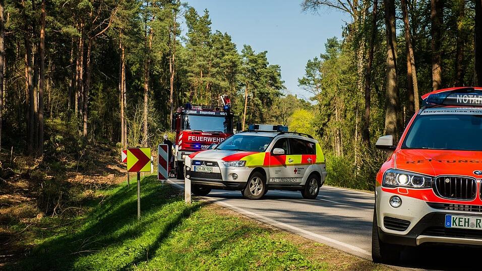 Die Fahrzeuge krachten wohl frontal ineinander.