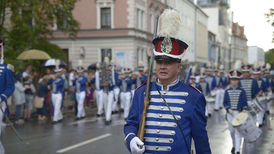 Zahlreiche Musik- und Trachtengruppen zogen nach dreij&auml;hriger Pause am Freitagabend zum Festplatz Am Hagen.&nbsp;