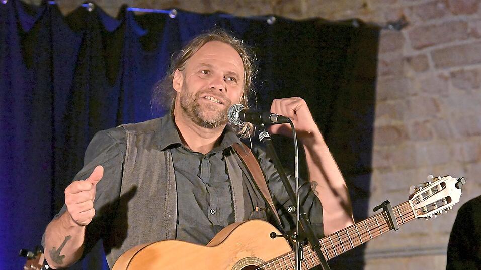Der Keller Steff führte mit Musik und vielen lustigen Geschichten durch den Abend.