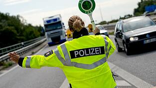 Die Polizei stoppt einen Holztransporter mit knapp 20 Tonnen Überladung. (Symbolbild) Die Polizei stoppt einen Holztransporter mit knapp 20 Tonnen Überladung. (Symbolbild)