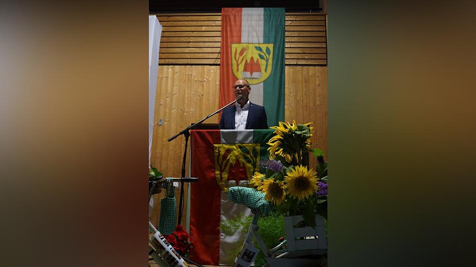 Einmal Stephansposching - immer Stephansposching: Fast schon staatsm&auml;nnisch war die Halle geschm&uuml;ckt, als Willi Fischl ans Rednerpult trat, um seine Schlussworte zu sprechen, nach 45 Jahren und sechs Monaten im Dienst.