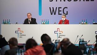 Der Vorsitzende der Deutschen Bischofskonferenz, Georg Bätzing, und Irme Stetter-Karp, die Präsidentin des Zentralkomitees der deutschen Katholiken, sitzen bei der Dritten Synodalversammlung der deutschen Katholiken auf dem Podium.