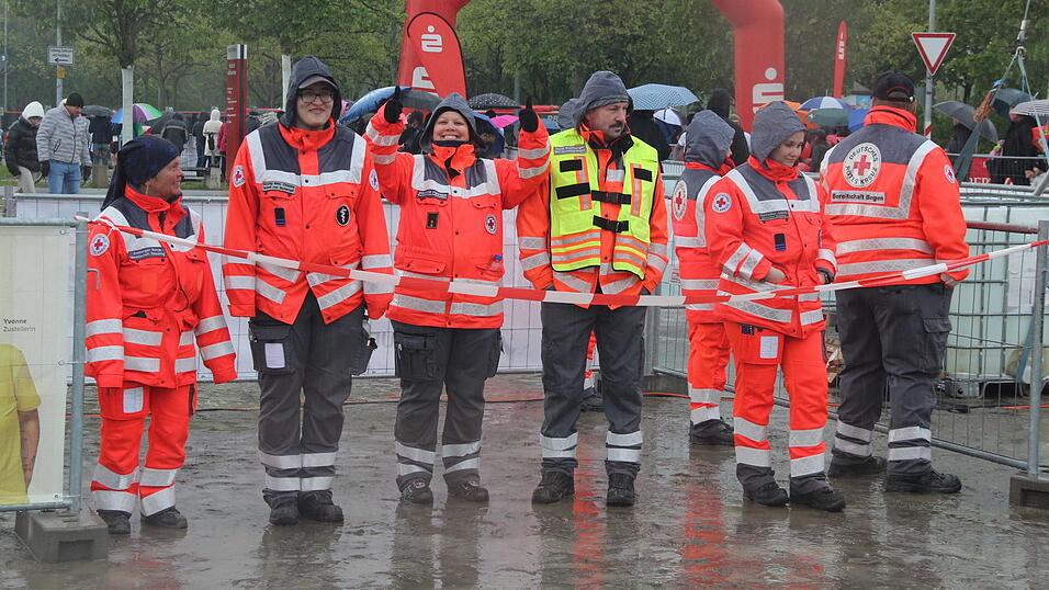 Auch die großen Herzogstadtläufer ließen sich wie schon die Kleinen am Samstag durch das nasskalte Aprilwetter den Spaß am Sport unter freiem Himmel nicht verderben.