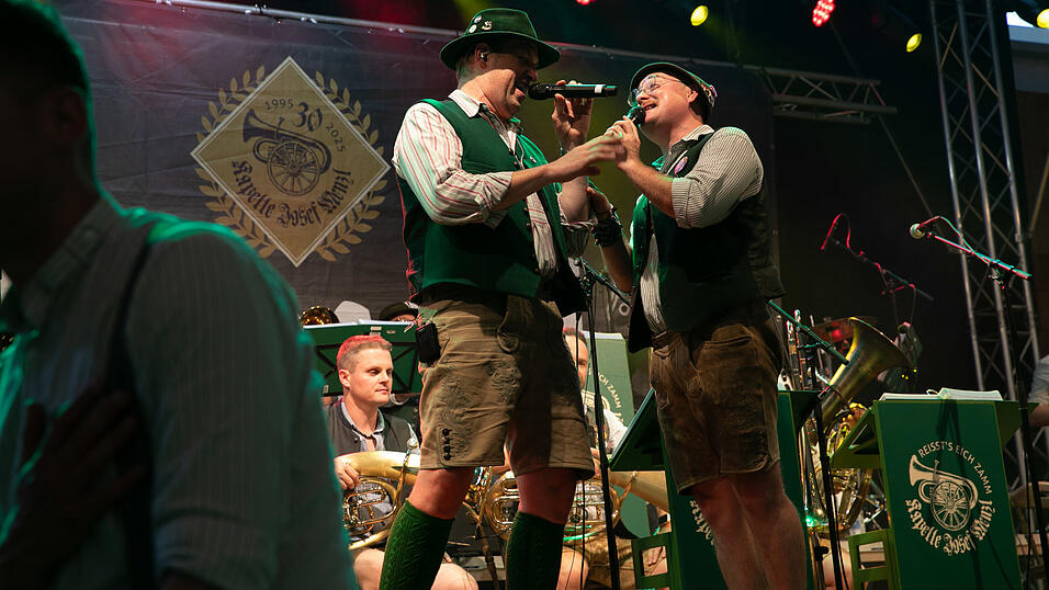 Echte Blasmusikfans lie&szlig;en sich den Montagabend im Festzelt Weckmann nicht entgehen.