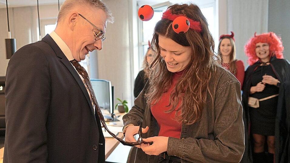 Die Krawatte des Chefs musste dran glauben.