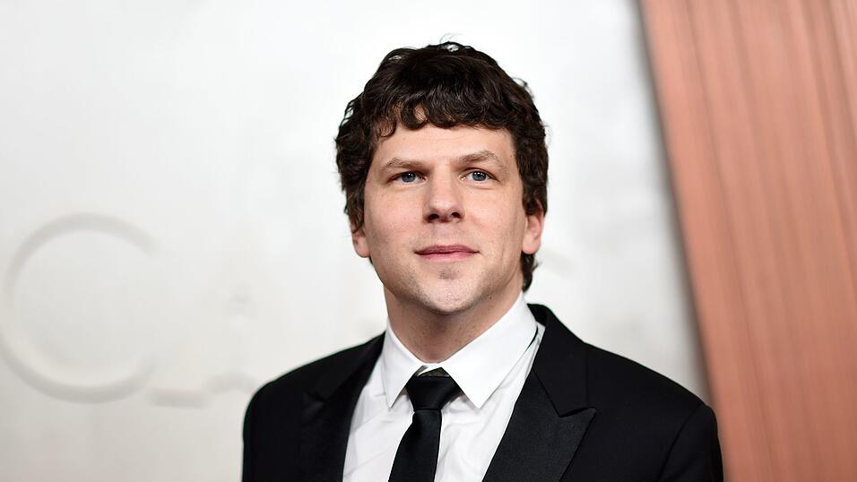 Der US-Schauspieler Jesse Eisenberg ist als Ehrengast zu den internationalen Filmfestspielen in Karlovy Vary (Karlsbad) eingeladen. (Archivbild) Der US-Schauspieler Jesse Eisenberg ist als Ehrengast zu den internationalen Filmfestspielen in Karlovy Vary (Karlsbad) eingeladen. (Archivbild)