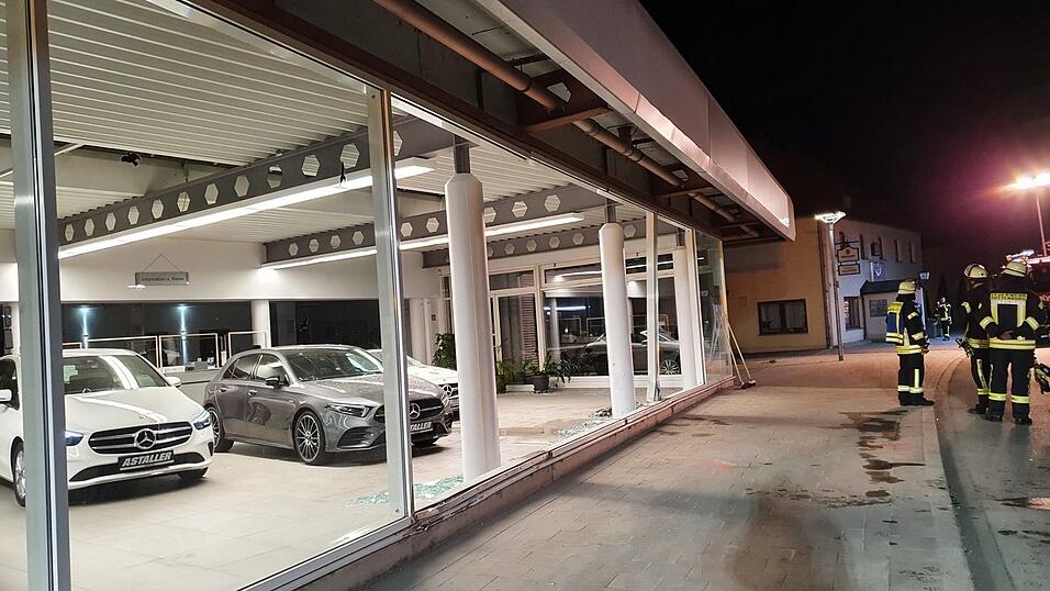 Ein Autofahrer ist in Rottenburg in den Verkaufsraum eines Autohauses gefahren.