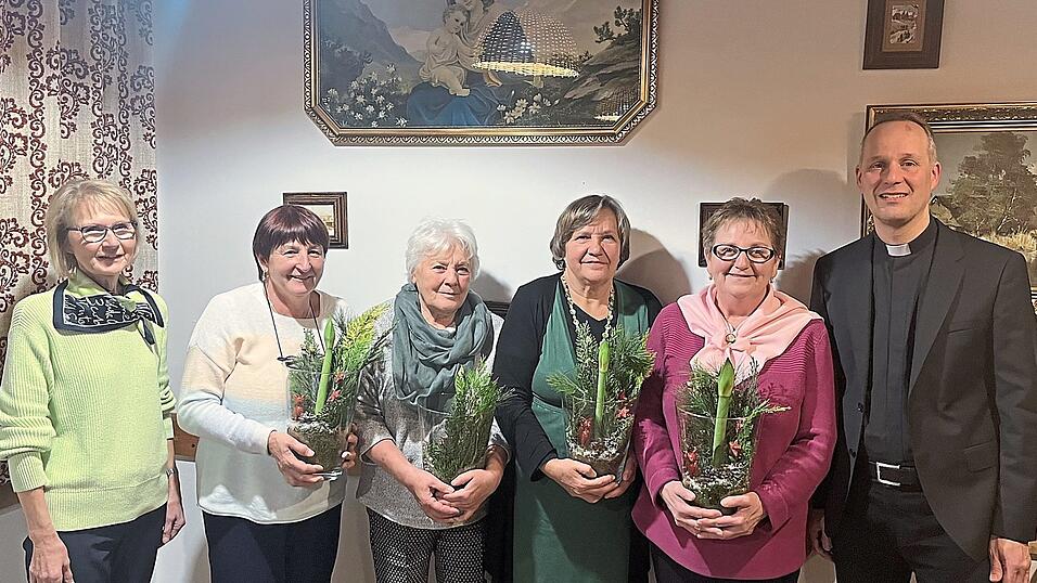 Die ehrenamtlichen Helferinnen freuten sich über Adventsgestecke. Die ehrenamtlichen Helferinnen freuten sich über Adventsgestecke.