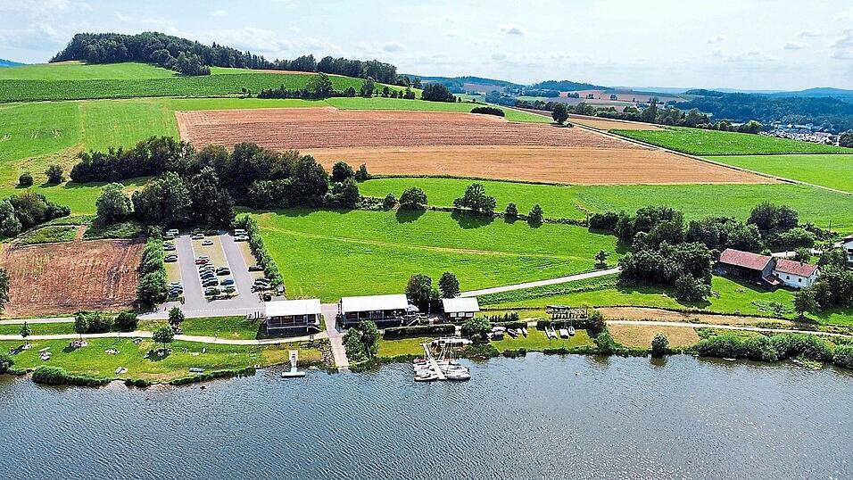 In der Mitte des Bildes (Hang im Anschluss an das DLRG-Geb&auml;ude) h&auml;tte 'Landal Green-Parks' gerne eine Feriensiedlung realisiert. Daraus wird nun nichts.