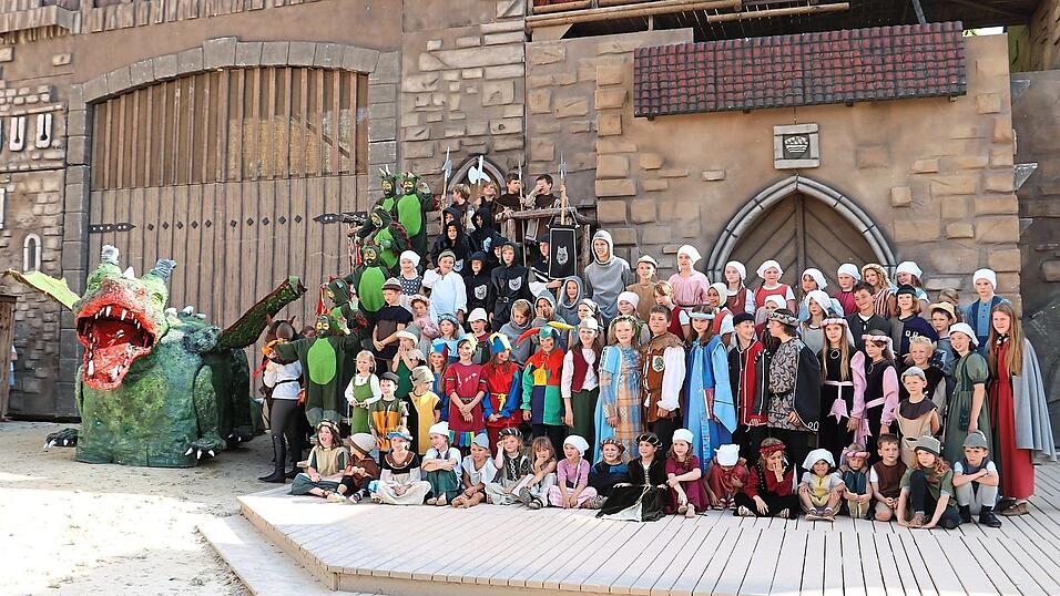 Um die 80 Kinder spielen im Kinderdrachenstich mit. Sie sind die Nachwuchsschmiede vom großen Festspiel. Um die 80 Kinder spielen im Kinderdrachenstich mit. Sie sind die Nachwuchsschmiede vom großen Festspiel.