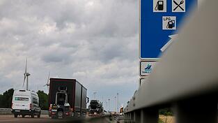 Fürs Tanken von der Autobahn abzufahren, lohnt sich. Fürs Tanken von der Autobahn abzufahren, lohnt sich.