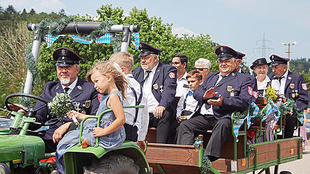 Der Ehrenwagen der Feuerwehr Dietersweg, gezogen von einem Bulldog.