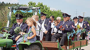 Der Ehrenwagen der Feuerwehr Dietersweg, gezogen von einem Bulldog.