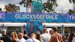Auch am zweiten Festivaltags sorgte der Streit um Alphaville abseits der guten Stimmung auf dem Ring und der ausverkauften Tickets für Debatten. Auch am zweiten Festivaltags sorgte der Streit um Alphaville abseits der guten Stimmung auf dem Ring und der ausverkauften Tickets für Debatten.