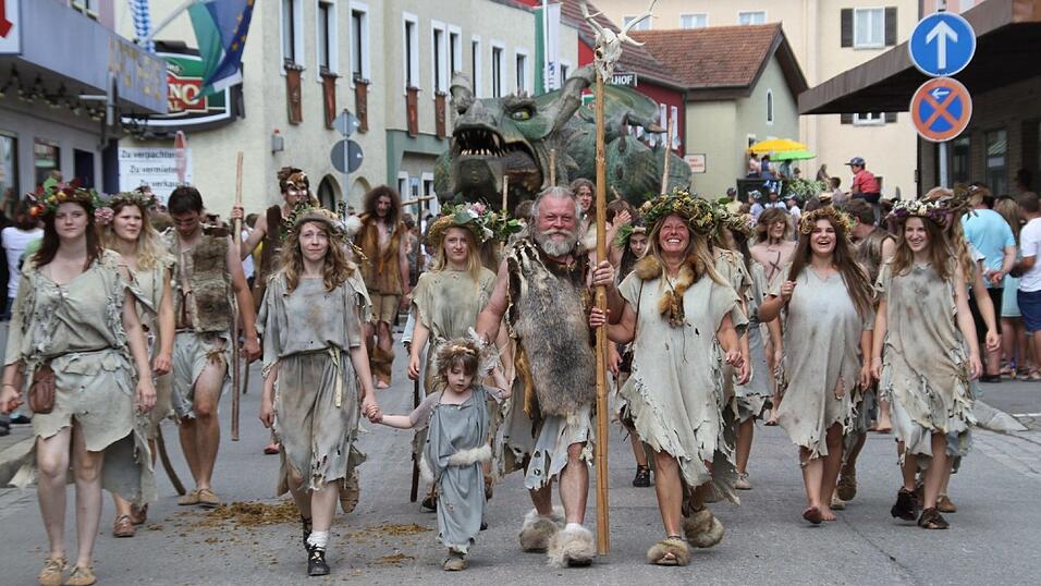 Die schönsten Augenblicke des historischen Drachenstich-Festzuges 2016. Die schönsten Augenblicke des historischen Drachenstich-Festzuges 2016.