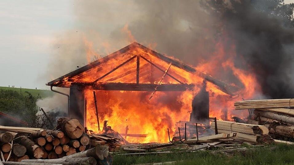 In Breitenberg ist am Dienstagabend ein Brand in einem Sägewerk ausgebrochen. In Breitenberg ist am Dienstagabend ein Brand in einem Sägewerk ausgebrochen.