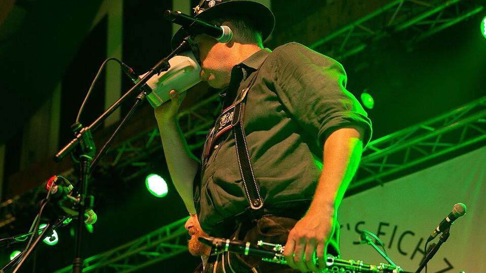 Am Dienstag spielte der Menzl im Festzelt Weckmann auf. Diese Blasmusikfreunde waren mit dabei.