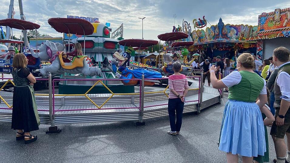 Die Josef R&auml;dlinger Unternehmensgruppe mietete das K&ouml;tztinger Volksfest und feierte dort am Freitag mit 2.500 G&auml;sten ein rauschendes Sommerfest.