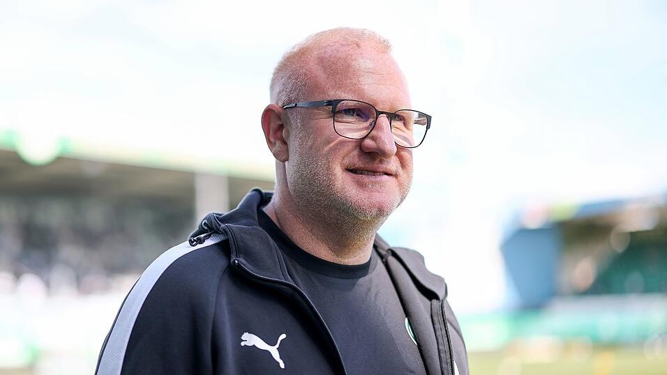 Die F&uuml;rther und Trainer Heiko Vogel freuen sich auf das Frankenderby. (Archivbild)