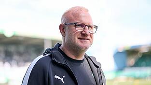 Die F&uuml;rther und Trainer Heiko Vogel freuen sich auf das Frankenderby. (Archivbild)