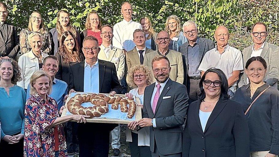 Vertreter der Caritas, der Vilsgemeinde und des Schulverbands besiegelten die Übernahme der Trägerschaft des Mehrgenerationenhauses mit der Übergabe eines Brezenschlüssels. Vertreter der Caritas, der Vilsgemeinde und des Schulverbands besiegelten die Übernahme der Trägerschaft des Mehrgenerationenhauses mit der Übergabe eines Brezenschlüssels.