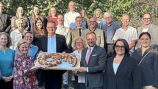 Vertreter der Caritas, der Vilsgemeinde und des Schulverbands besiegelten die Übernahme der Trägerschaft des Mehrgenerationenhauses mit der Übergabe eines Brezenschlüssels. Vertreter der Caritas, der Vilsgemeinde und des Schulverbands besiegelten die Übernahme der Trägerschaft des Mehrgenerationenhauses mit der Übergabe eines Brezenschlüssels.