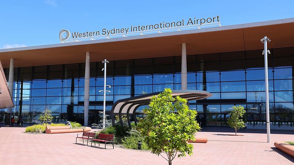 Der Western Sydney International Airport liegt etwa 60 Kilometer vom Stadtzentrum entfernt. Der Western Sydney International Airport liegt etwa 60 Kilometer vom Stadtzentrum entfernt.