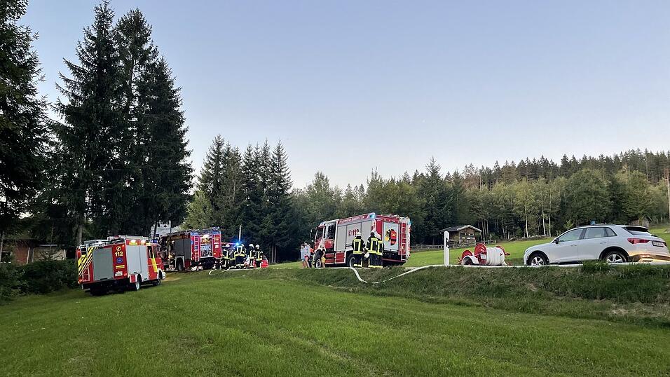 Gut 100 Einsatzkr&auml;fte aus dem Zwiesler Winkel r&uuml;ckten nach Lindberg aus.