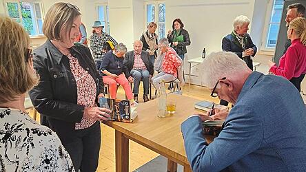 Nach der Lesung gab der Autor Autogramme.