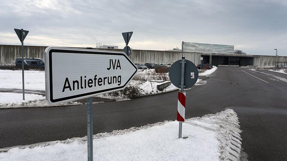 'JVA Anlieferung' ist auf einem Schild vor der Justizvollzugsanstalt Gablingen bei Augsburg zu lesen. Eine neue Kommission des Justizministeriums soll nun aufgrund der Misshandlungsvorwürfe gegen Justizbeamte des Gefängnisses Gablingen Konsequenzen erarbeiten. (Archivbild) 'JVA Anlieferung' ist auf einem Schild vor der Justizvollzugsanstalt Gablingen bei Augsburg zu lesen. Eine neue Kommission des Justizministeriums soll nun aufgrund der Misshandlungsvorwürfe gegen Justizbeamte des Gefängnisses Gablingen Konsequenzen erarbeiten. (Archivbild)