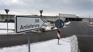 'JVA Anlieferung' ist auf einem Schild vor der Justizvollzugsanstalt Gablingen bei Augsburg zu lesen. Eine neue Kommission des Justizministeriums soll nun aufgrund der Misshandlungsvorw&uuml;rfe gegen Justizbeamte des Gef&auml;ngnisses Gablingen Konsequenzen erarbeiten. (Archivbild)