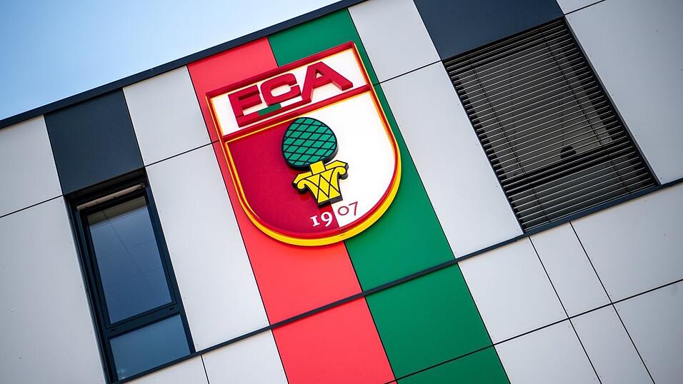Bundesligist FC Augsburg zahlt wegen Unregelmäßigkeiten bei Gehaltsabrechnungen eine Geldbuße von einer halben Million Euro.  (Archivfoto)