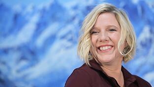 Sängerin Claudia Koreck sammelt das ganze Jahr lang die Geschenke für Weihnachten in einer Schublade.