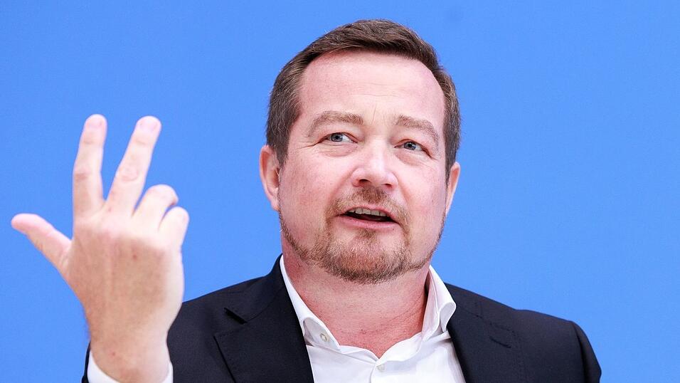 Der Polizeibeauftragte des Bundes, Uli Gr&ouml;tsch (SPD), sah den Taser fr&uuml;her kritisch, hat seine Meinung aber inzwischen ge&auml;ndert. (Archivfoto)