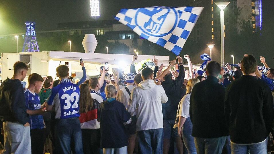Bis tief in die Nacht feierten die Schalker Anh&auml;nger und legten zeitweise den Verkehr lahm.