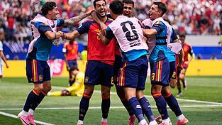 Spaniens Held des Abends: Mikel Merino (2. v. l.) Spaniens Held des Abends: Mikel Merino (2. v. l.)