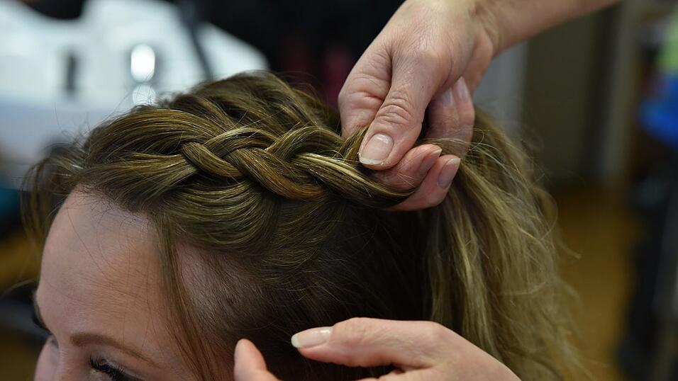Ziehen Sie einen Scheitel und flechten auf einer Seite die Haare bis zum Hinterkopf. Ziehen Sie einen Scheitel und flechten auf einer Seite die Haare bis zum Hinterkopf.