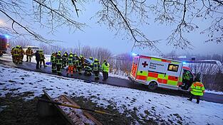 Der Rettungsdienst brachte den Leichtverletzten in ein Krankenhaus. Der Rettungsdienst brachte den Leichtverletzten in ein Krankenhaus.
