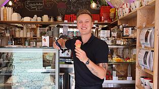 Alexander Iwainski, einer der beiden Inhaber der Eisdiele „Poldis im Stadtturm“, zeigt sich zufrieden mit der vergangenen Saison.